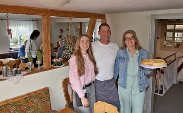 Melanie Schäfer (rechts) backt alle Kuchen für "Melis Herzkaffee" selbst. Unterstützung erfährt sie unter anderem von ihrem Mann