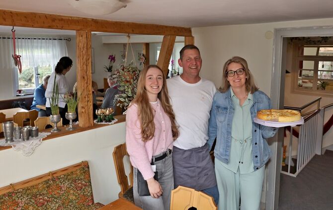 Melanie Schäfer (rechts) backt alle Kuchen für "Melis Herzkaffee" selbst. Unterstützung erfährt sie unter anderem von ihrem Mann