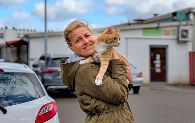 Viktoria nimmt ihren Kater Vasija zum Einkaufen mit.
