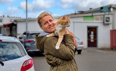 Viktoria nimmt ihren Kater Vasija zum Einkaufen mit.