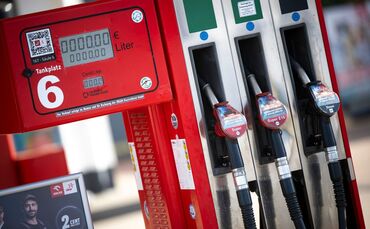 Seit Mittwoch dürfen die Spritpreise an den Tankstellen nur noch einmal täglich um 12 Uhr mittags erhöht werden. (Archivbild)