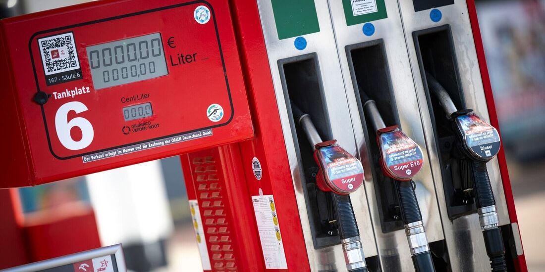 Seit Mittwoch dürfen die Spritpreise an den Tankstellen nur noch einmal täglich um 12 Uhr mittags erhöht werden. (Archivbild)