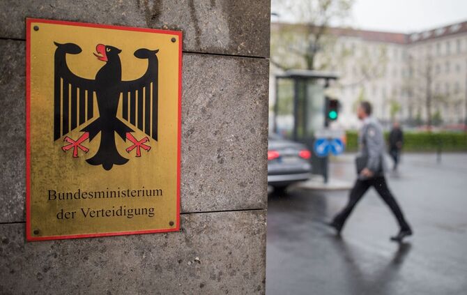 Männer, die länger ins Ausland wollen, müssen sich bei der Bundeswehr abmelden. (Archivbild)