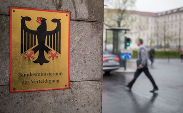 Männer, die länger ins Ausland wollen, müssen sich bei der Bundeswehr abmelden. (Archivbild)