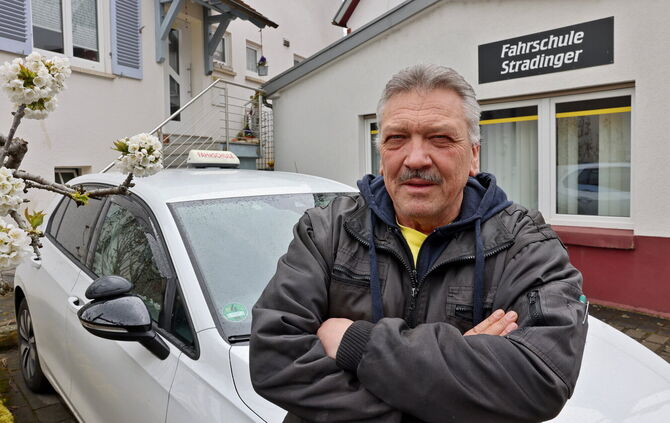Wie wirken sich die Benzinpreise auf die Fahrschulen aus? Wird der Führerschein teurer? Klaus Stradinger von der Fahrschule Stra