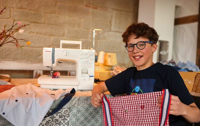 Pepe Braun, 14 Jahre: Hier, im heimischen Wohnzimmer, saß er viele Stunden an der Nähmaschine.