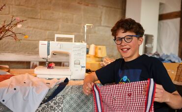 Pepe Braun, 14 Jahre: Hier, im heimischen Wohnzimmer, saß er viele Stunden an der Nähmaschine.