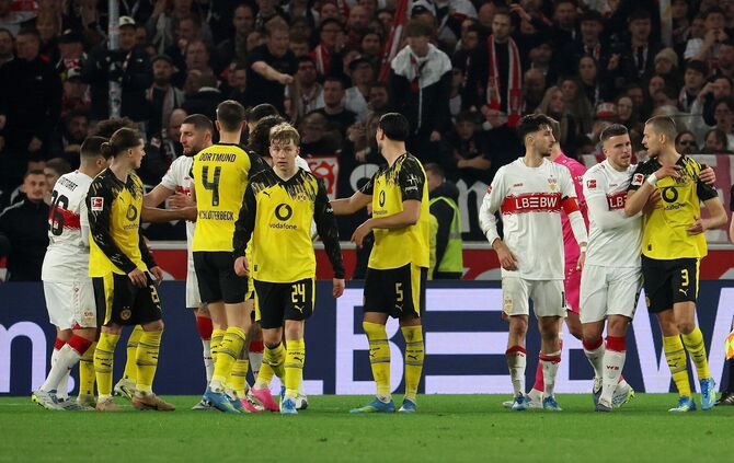 Die Profis des VfB und BVB gerieten nach dem zweiten Dortmunder Tor vor der Cannstatter Kurve aneinander.