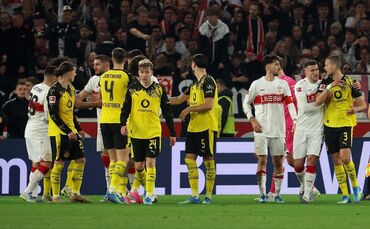 Die Profis des VfB und BVB gerieten nach dem zweiten Dortmunder Tor vor der Cannstatter Kurve aneinander.