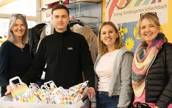 Sie haben eine besondere Nachwuchswerbung durchgeführt: Kindergärtnerin Andrea Malisi, Rayhle-Juniorchef und Malermeister Mimo R