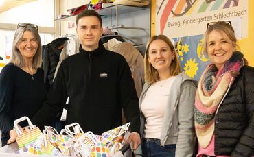 Sie haben eine besondere Nachwuchswerbung durchgeführt: Kindergärtnerin Andrea Malisi, Rayhle-Juniorchef und Malermeister Mimo R