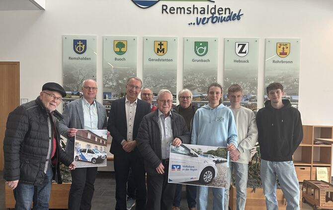 Freude über den Erfolg: Vertreter der Gemeinde, des Seniorenrats, des Jugendgemeinderats und der Volksbank Stuttgart im Rathaus