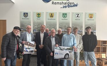 Freude über den Erfolg: Vertreter der Gemeinde, des Seniorenrats, des Jugendgemeinderats und der Volksbank Stuttgart im Rathaus 