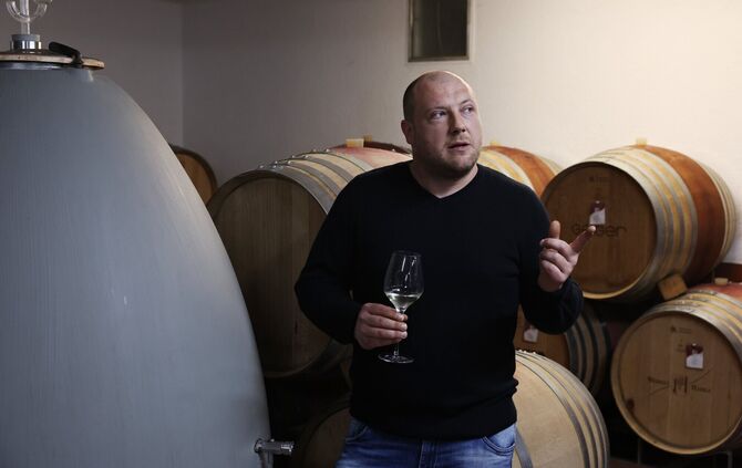 Philipp Haidle (33) baut in seinem Keller viel Wein für Privatkunden aus - egal ob im Holzfass, Stahlbehälter oder sogar im Beto