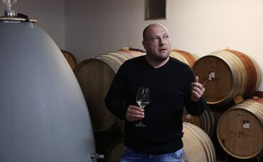 Philipp Haidle (33) baut in seinem Keller viel Wein für Privatkunden aus - egal ob im Holzfass, Stahlbehälter oder sogar im Beto