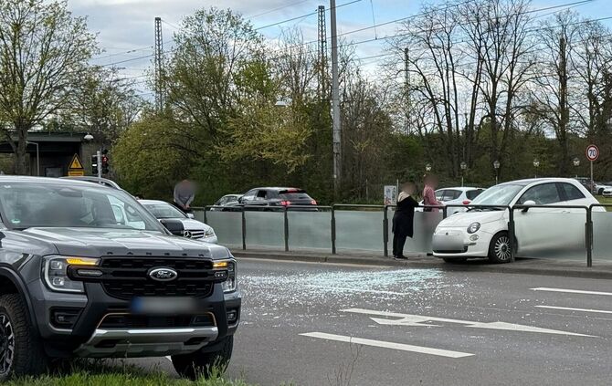 Nach dem Unfall muss eine Frau von Sanitätern in ein Krankenhaus gebracht werden.