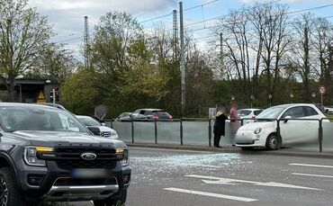 Nach dem Unfall muss eine Frau von Sanitätern in ein Krankenhaus gebracht werden.