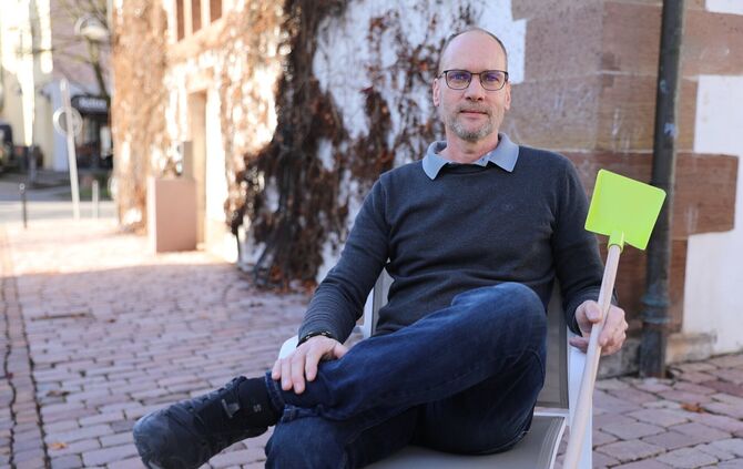 Ingo Höhlich ist Klimamanager in Korb. Die kleine Schaufel steht sinnbildlich für kleine Veränderungen, die jeder selbst in der