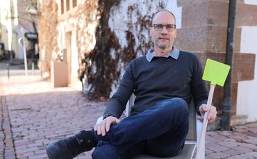 Ingo Höhlich ist Klimamanager in Korb. Die kleine Schaufel steht sinnbildlich für kleine Veränderungen, die jeder selbst in der 