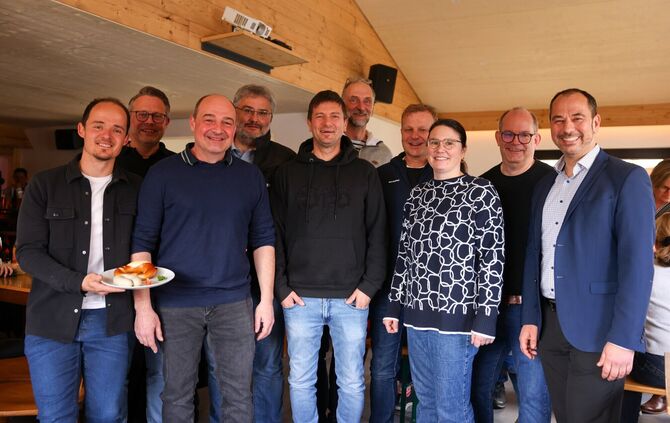 Große Freude und ein Weißwurstfrühstück: Die Vereinsmitglieder des SV Pfahlbronn feierten die Einweihung des sanierten Gastraums
