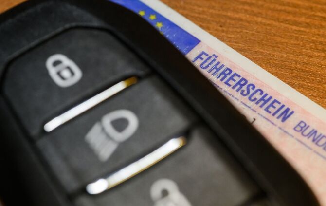 Der 20-Jährige musste seinen Führerschein abgeben. (Symbolbild)