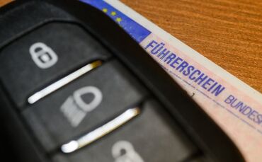 Der 20-Jährige musste seinen Führerschein abgeben. (Symbolbild)