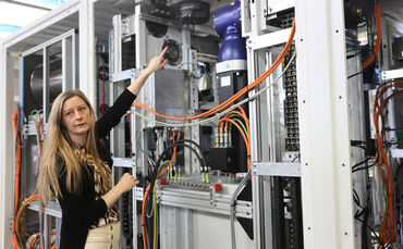 Silke Frank zeigt auf eine der vier Spulen für die Kite-Seile in einem speziellen Schiffscontainer. Der Gleitschirm soll Wind zu