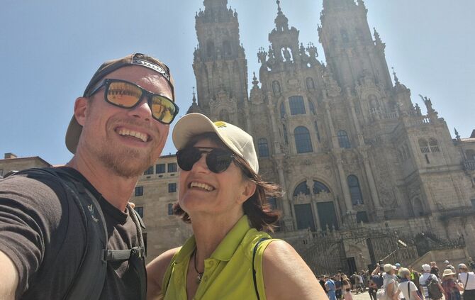 Am Ziel in Santiago de Compostela: Michael Haberkorn mit seiner Mutter Rosy Haberkorn.
