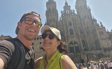 Am Ziel in Santiago de Compostela: Michael Haberkorn mit seiner Mutter Rosy Haberkorn.