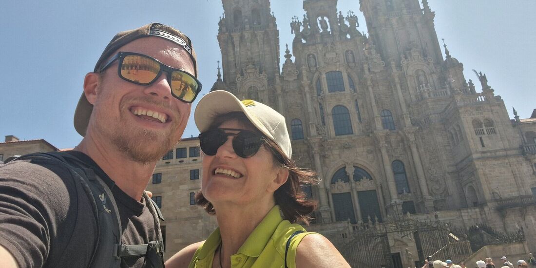 Am Ziel in Santiago de Compostela: Michael Haberkorn mit seiner Mutter Rosy Haberkorn.