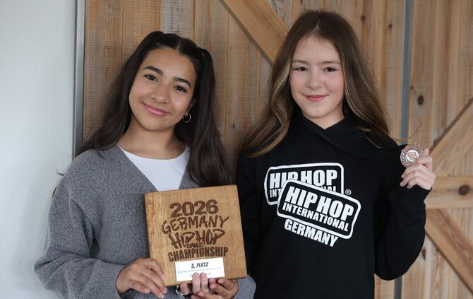 Naima Bianco (links) aus Beinstein und Maddison Weidler aus Urbach wollen mit ihrer Tanzgruppe, den Savy Messengers, an den Welt