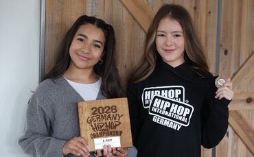 Naima Bianco (links) aus Beinstein und Maddison Weidler aus Urbach wollen mit ihrer Tanzgruppe, den Savy Messengers, an den Welt