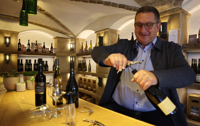 Ob es um die Qualität, den richtigen Korkenzieher oder Bewertungen geht: Martin Kurrle hat profundes Wissen rund um das Thema We