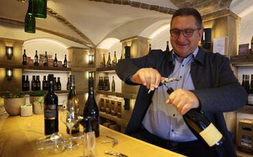 Ob es um die Qualität, den richtigen Korkenzieher oder Bewertungen geht: Martin Kurrle hat profundes Wissen rund um das Thema We