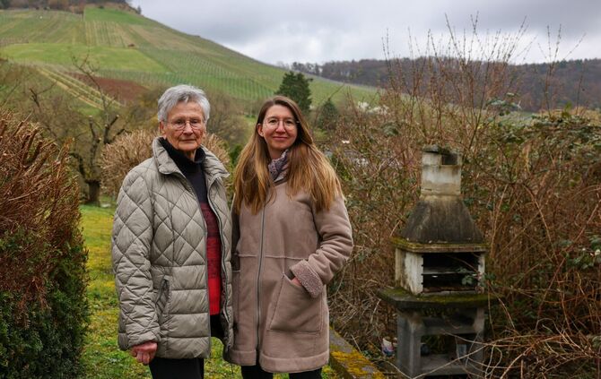 Winifried Müller (87) und ihre Enkelin Lucy Müller (32) an der Grundstücksgrenze ihres Gartens. Am Tag des Pressetermins stehen