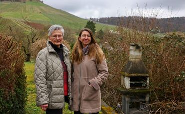 Winifried Müller (87) und ihre Enkelin Lucy Müller (32) an der Grundstücksgrenze ihres Gartens. Am Tag des Pressetermins stehen 