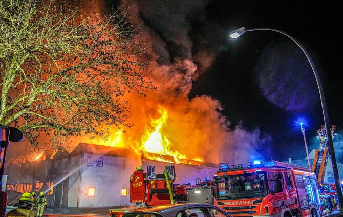 Großbrand in Lagerhalle in Baden-Württemberg