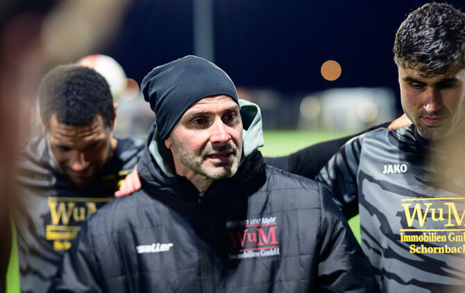 Der TSV Schornbach um Trainer Giuseppe Greco (hinten Dominik Parham und Jakob Biedermann) will zu Hause ins Finale des Bezirkspo