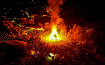Das Osterfeuer in Rettersburg ist ein Highlight im wörtlichen Sinne: Der Feuerschein der 3000 brennenden Paletten lodert weit hi