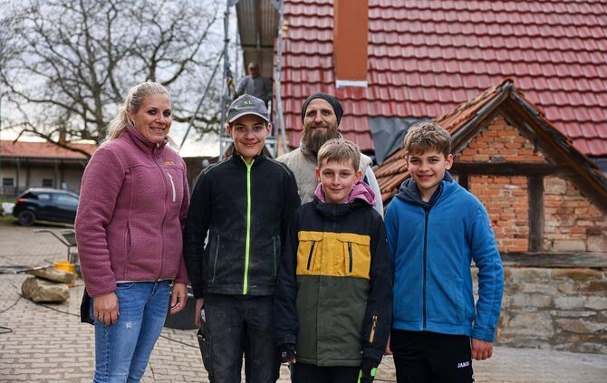 Daniela (l.) und Timo Leitner (3. v. l.) möchten ihr historisches Backhäusle (im Hintergrund) wieder in Schuss bringen. Dabei he