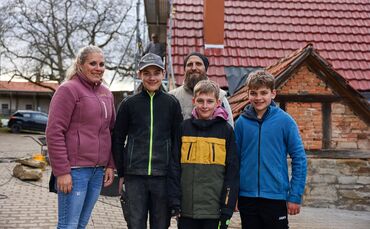Daniela (l.) und Timo Leitner (3. v. l.) möchten ihr historisches Backhäusle (im Hintergrund) wieder in Schuss bringen. Dabei he