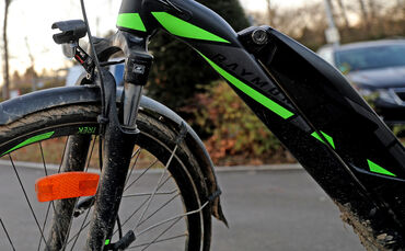 Sehr beliebt, aber nicht ganz ungefährlich: mit einem Elektrofahrrad unterwegs zu sein.