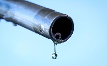 Seit dem 1. April dürfen die Spritpreise an den Tankstellen nur noch einmal täglich um 12.00 Uhr erhöht werden.