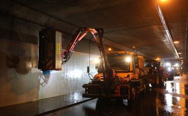 Mit speziellen Maschinen können die Tunnelwände gereinigt werden.