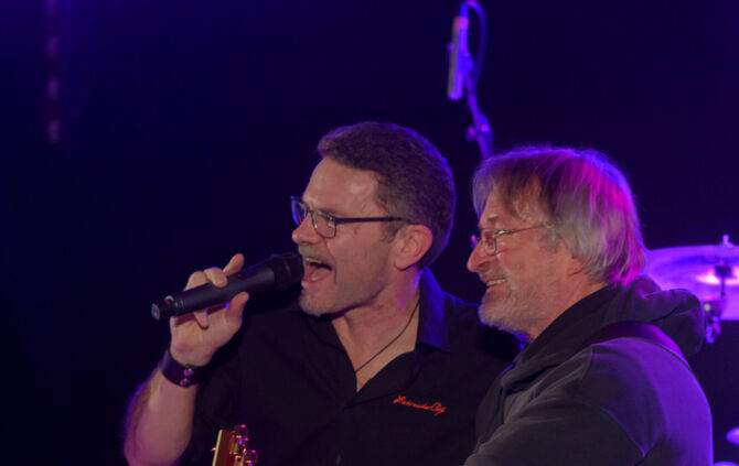 Christoph Jäger und Sepp Steinkogler präsentieren ihr Programm „Auf die Freundschaft" im Universum Kino Backnang.