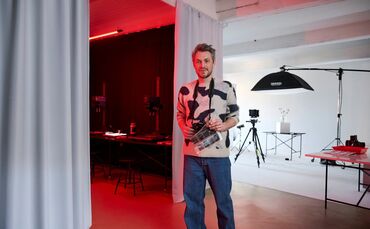 Rafael Krötz in seinem Labor und Studio im Röhm-Areal Schorndorf.