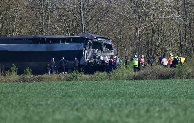 TGV kracht in Nordfrankreich in Laster