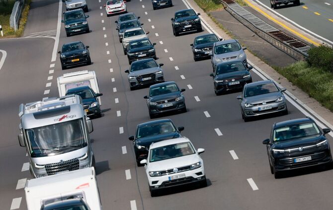In Deutschland sind im März deutlich mehr Autos neu zugelassen worden als im Vorjahresmonat. (Archivbild)