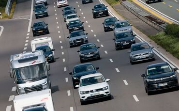 In Deutschland sind im März deutlich mehr Autos neu zugelassen worden als im Vorjahresmonat. (Archivbild)