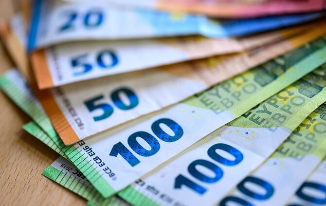 Warum der Mann so viel Geld dabeihatte, konnte die Polizei zunächst nicht sagen. (Symbolbild)